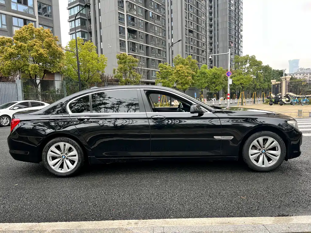 BMW 7 Series 2010 — фото 4