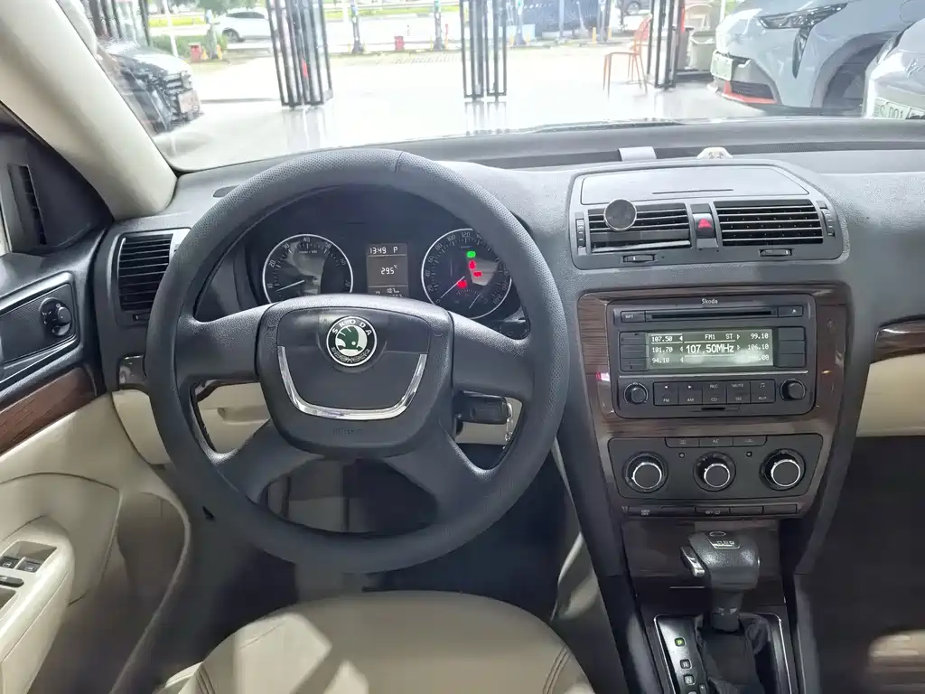 Skoda Octavia 2010 — фото 12