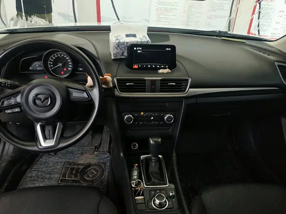 Mazda 3 Axela 2018 — фото 13