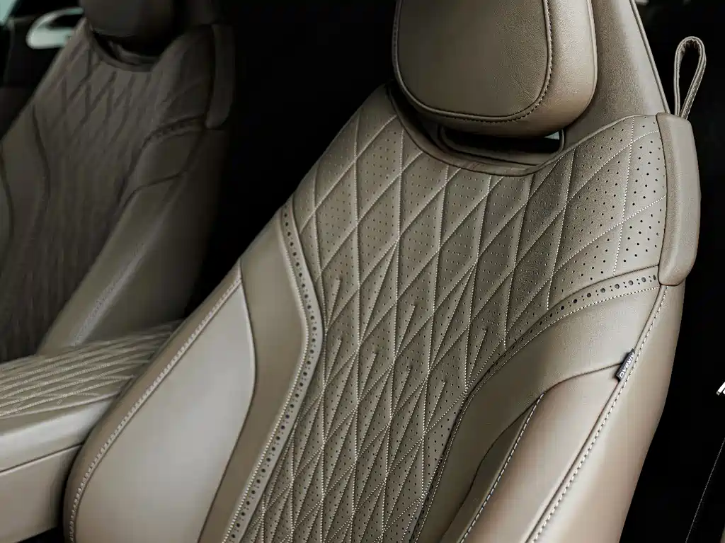 Aston Martin DB12 — фото 9