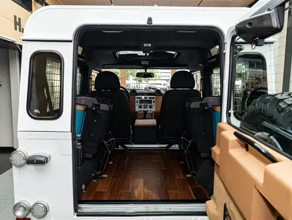 Land Rover Defender 2010