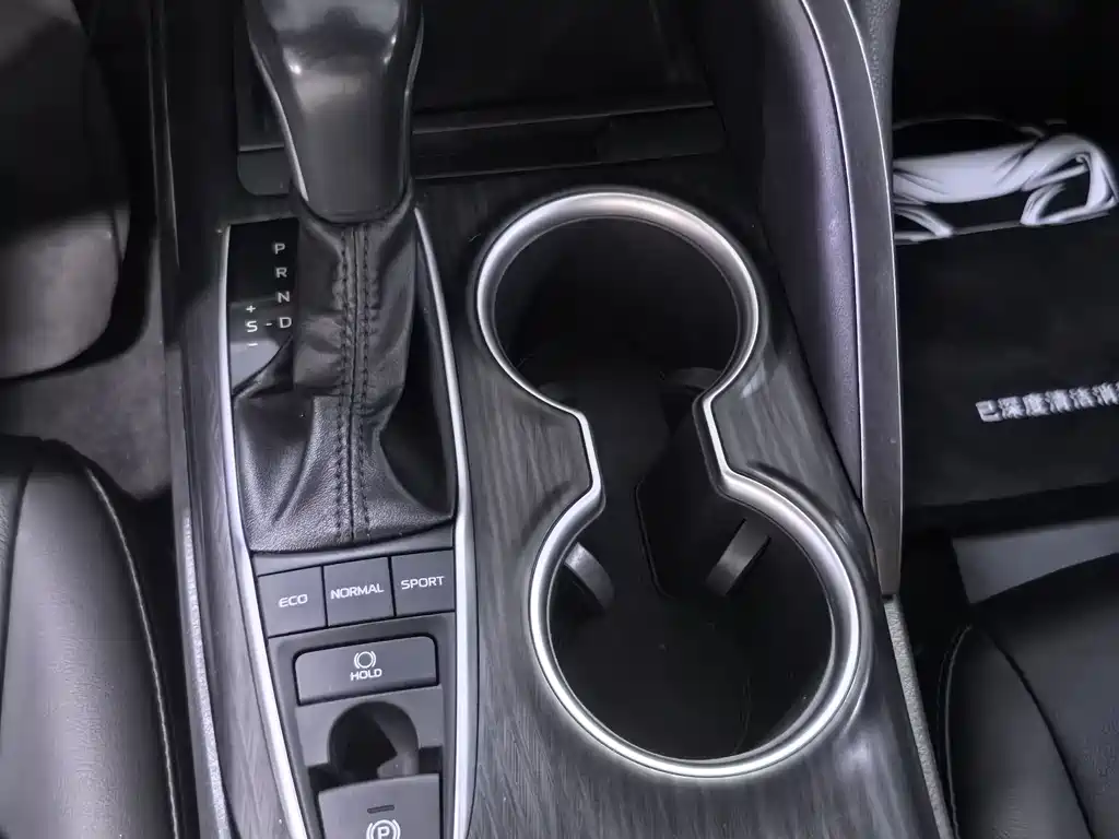 Toyota Camry 2023 — фото 8