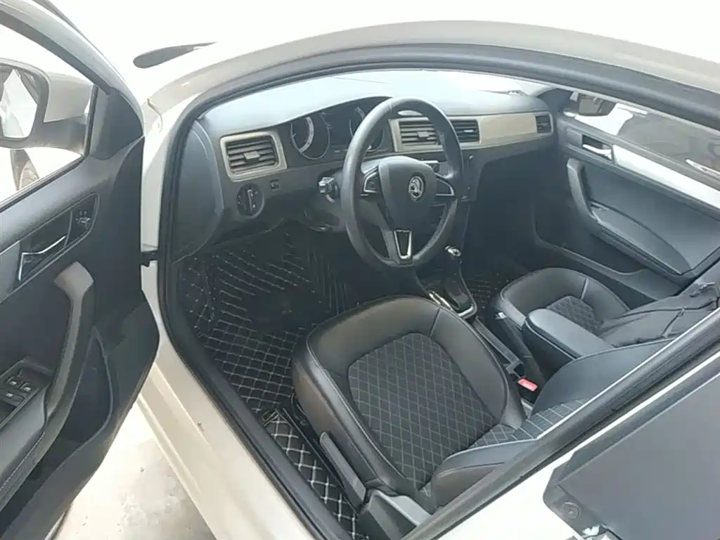 Skoda Rapid Spaceback 2020 — фото 15