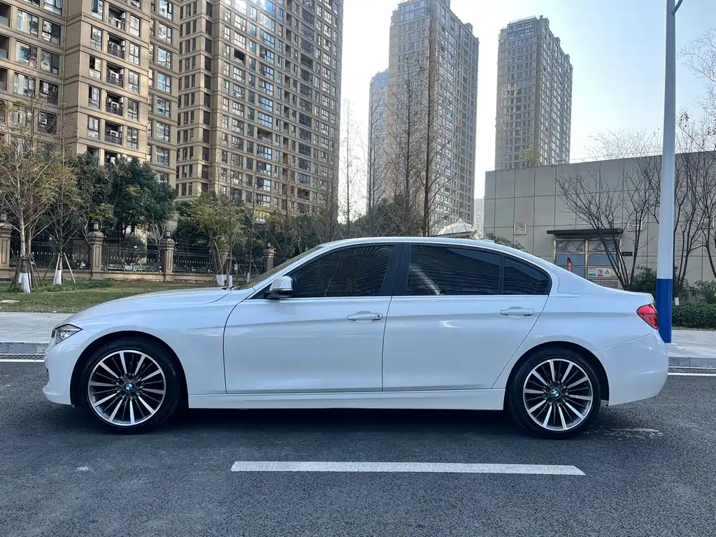 BMW 3 Series 2019 — фото 11