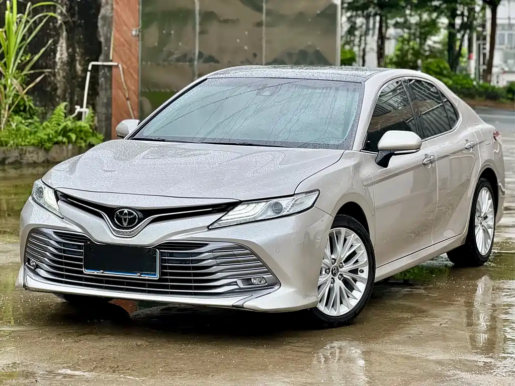 Toyota Camry 2020 — фото 1
