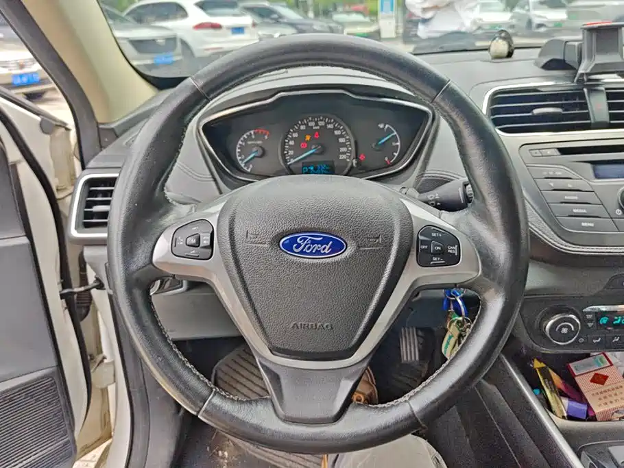 Ford Escort 2016 — фото 15