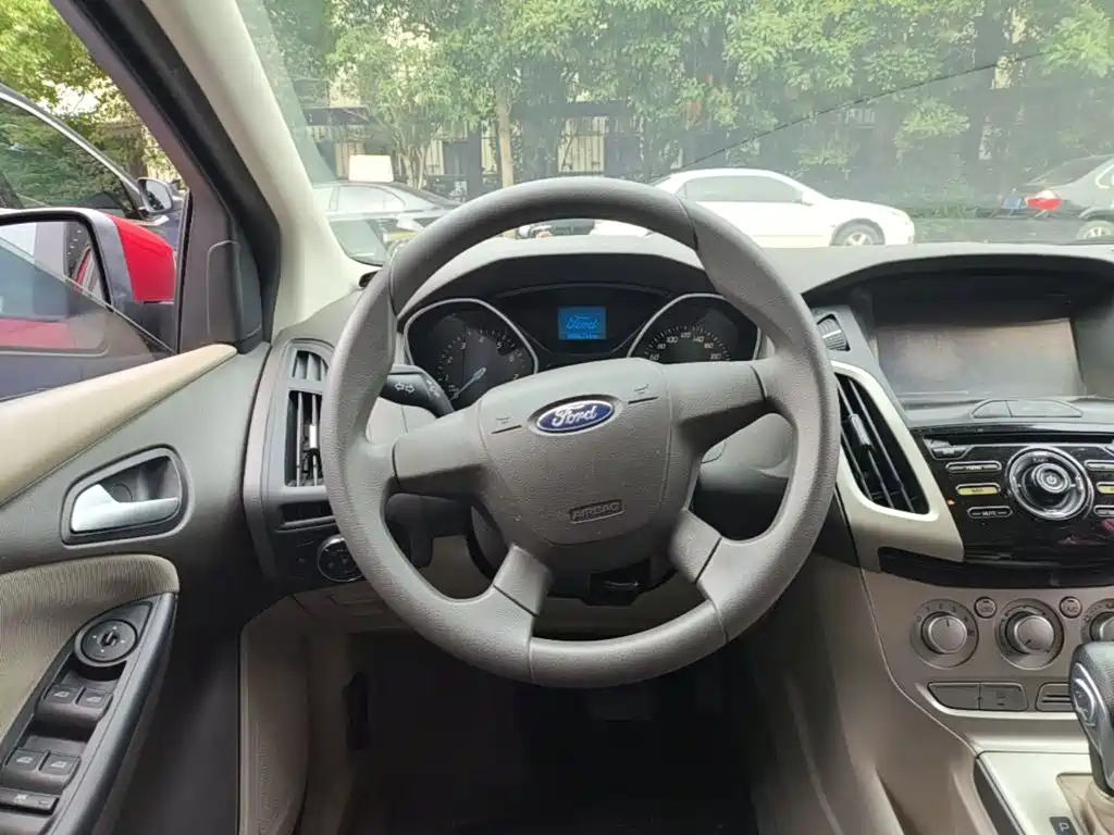Ford Focus 2015 — фото 11