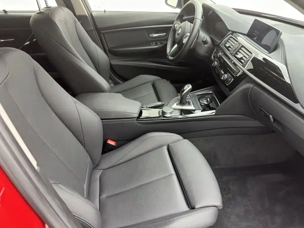 BMW 3 Series 2018 — фото 12