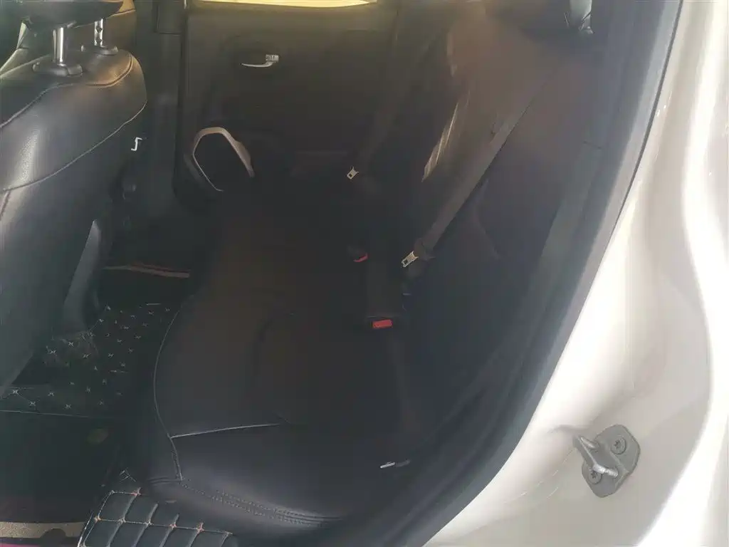 Jeep Renegade 2017 — фото 14