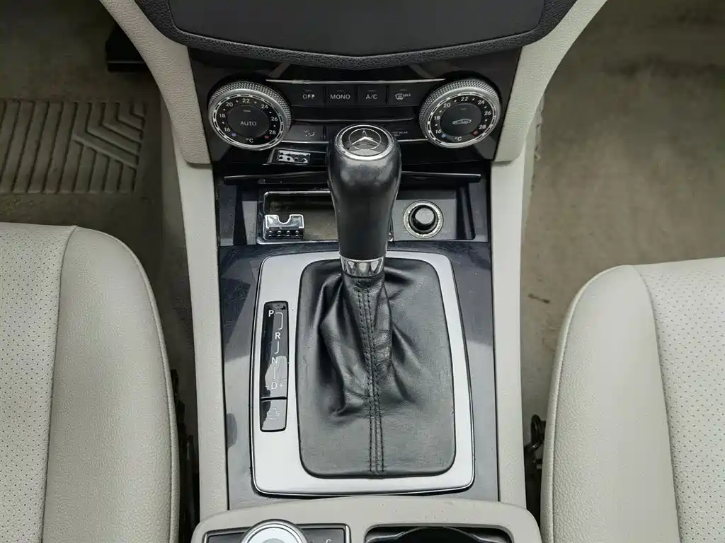 Mercedes-Benz C-Class 2010 — фото 13