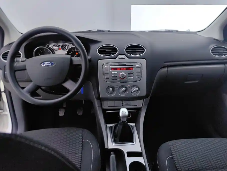 Ford Focus 2015 — фото 12