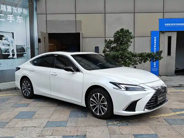 Lexus ES 2025