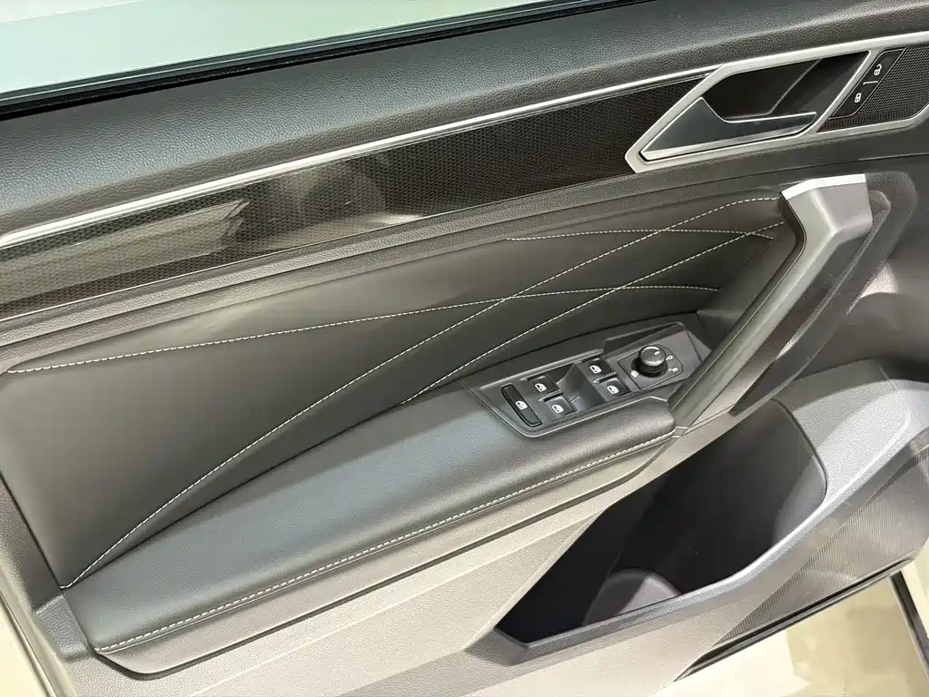 Volkswagen Tiguan L 2023 — фото 17