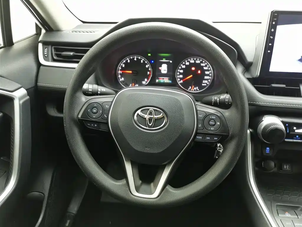 Toyota RAV4 2021 — фото 11