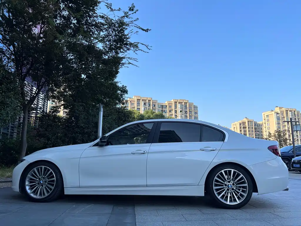 BMW 3 Series 2018 — фото 12