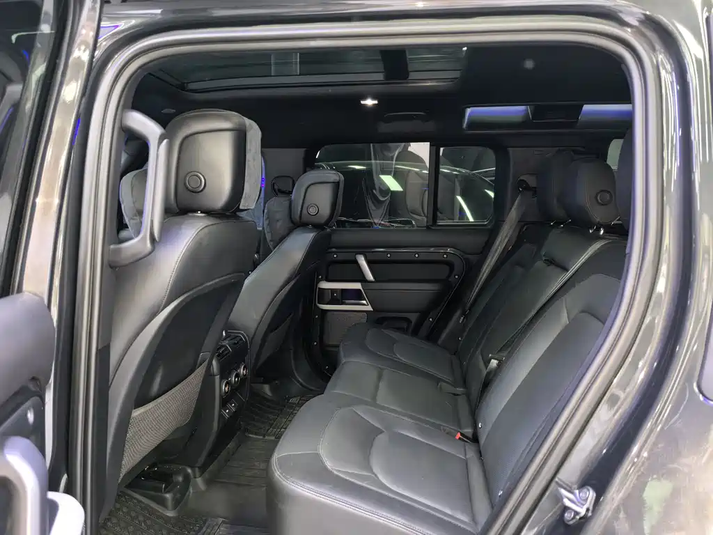 Land Rover Defender 2023 — фото 10