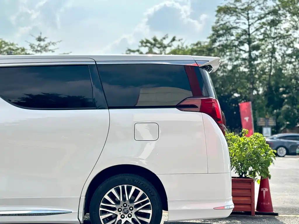 Toyota Alphard 2017 — фото 11