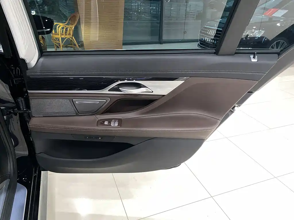 BMW 7 Series 2019 — фото 14