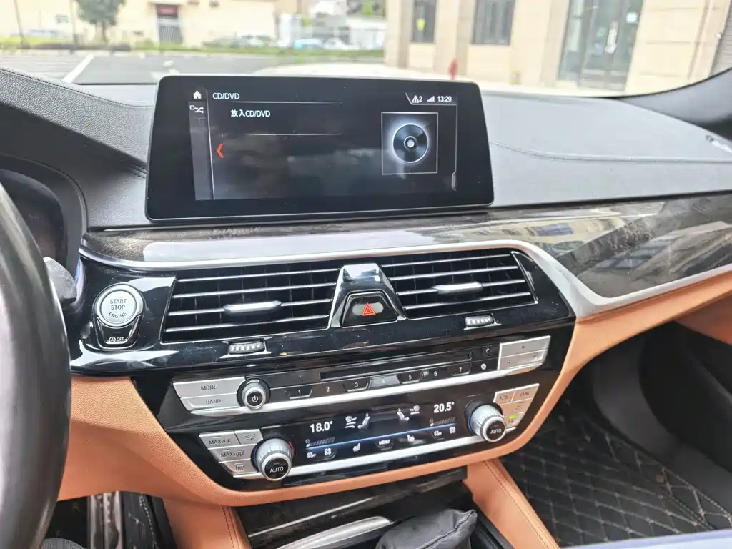 BMW 5 Series 2019 — фото 19