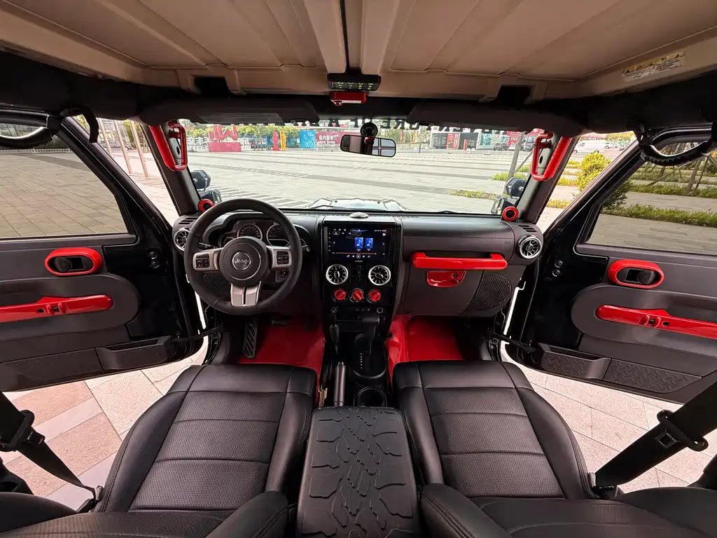 Jeep Wrangler 2010 — фото 16