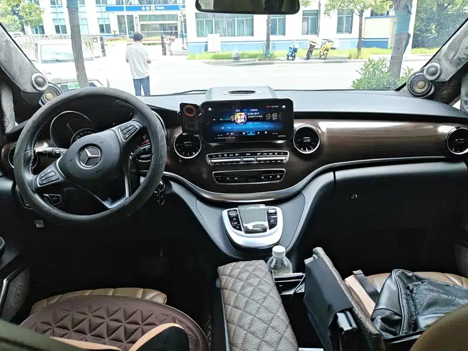 Mercedes-Benz V-Class 2023 — фото 12