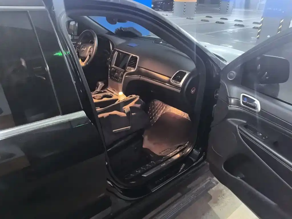 Jeep Grand Cherokee 2018 — фото 20