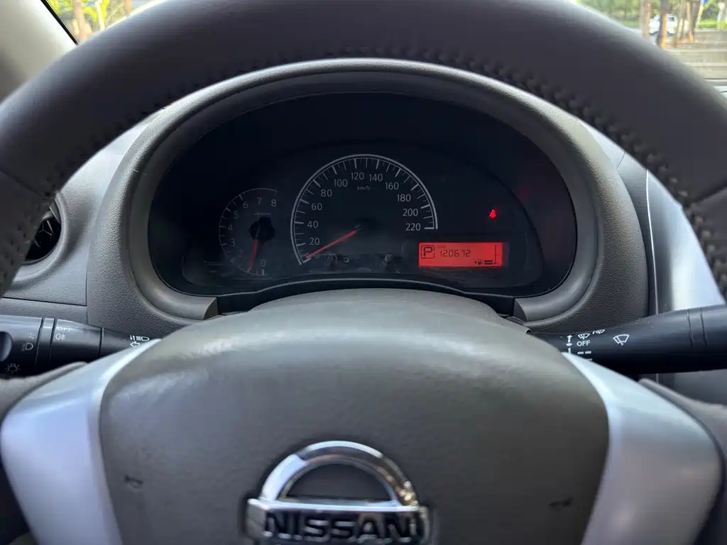 Nissan Sunny 2015 — фото 11