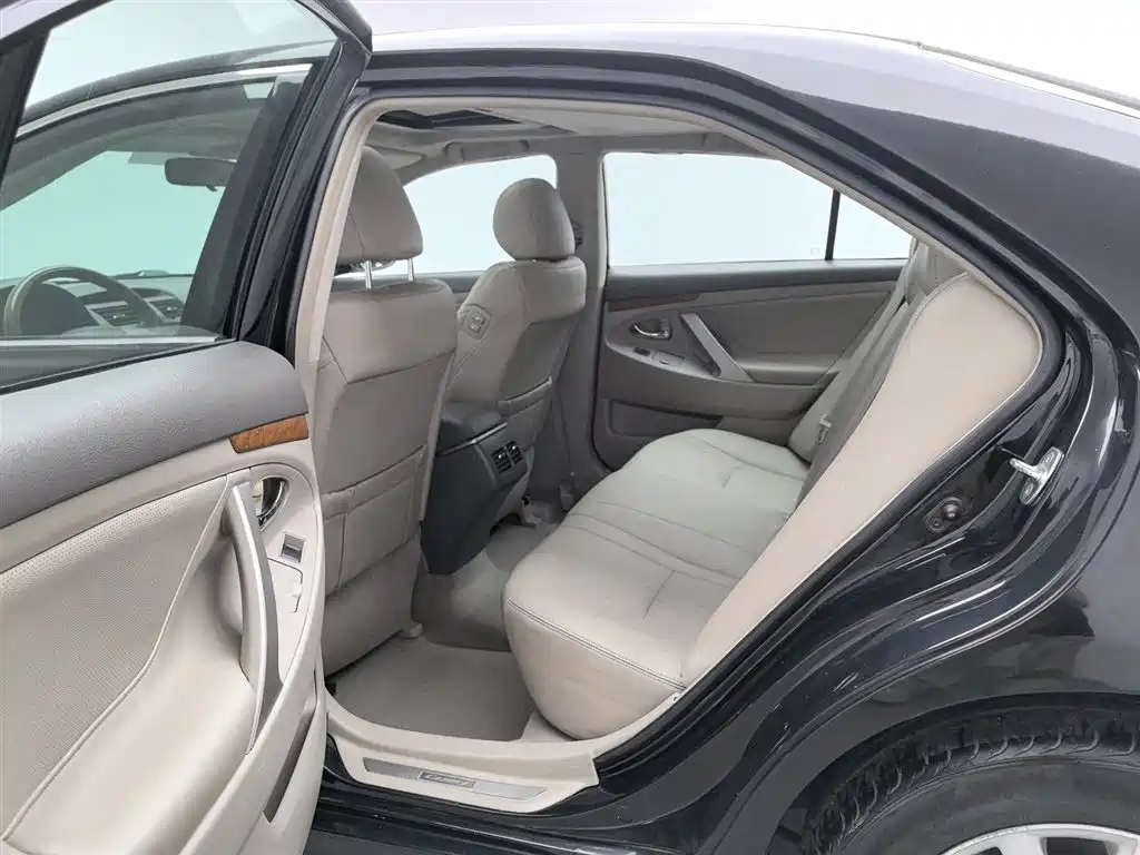 Toyota Camry 2010 — фото 15