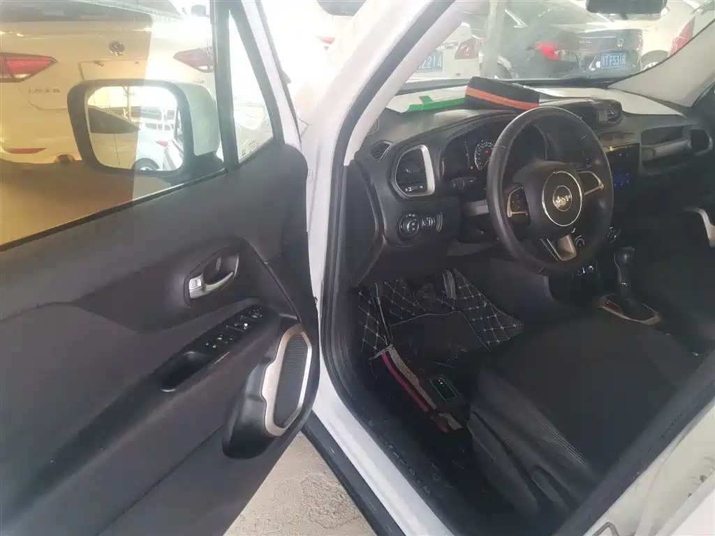 Jeep Renegade 2017 — фото 13