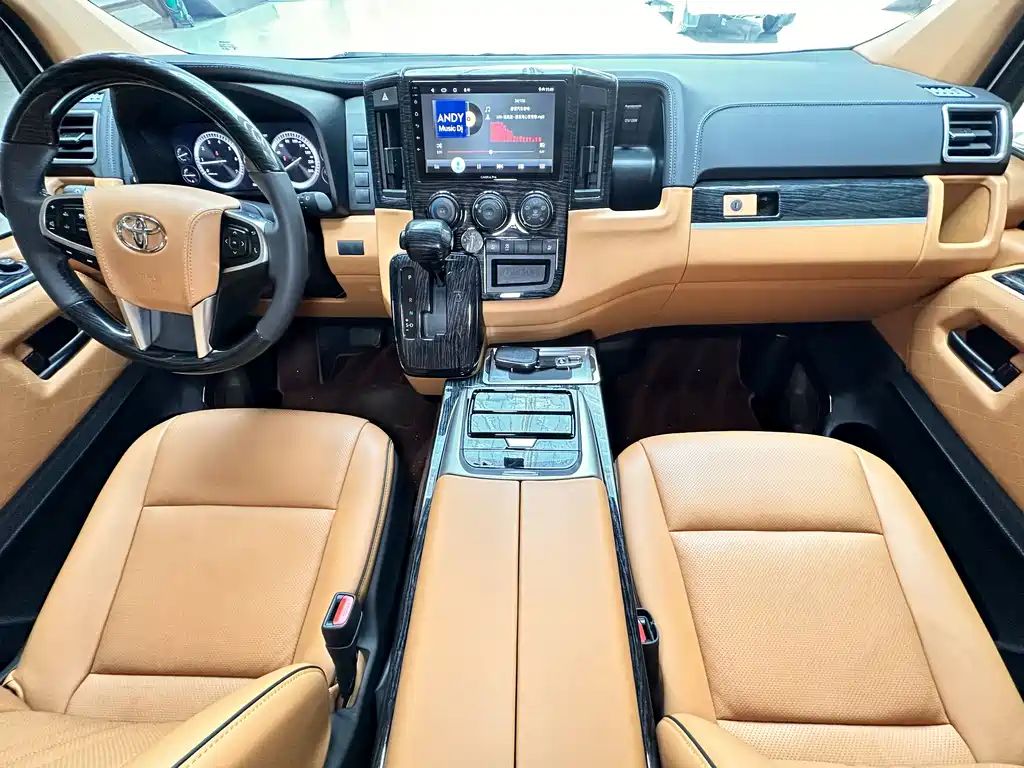 Toyota Hiace 2023 — фото 11