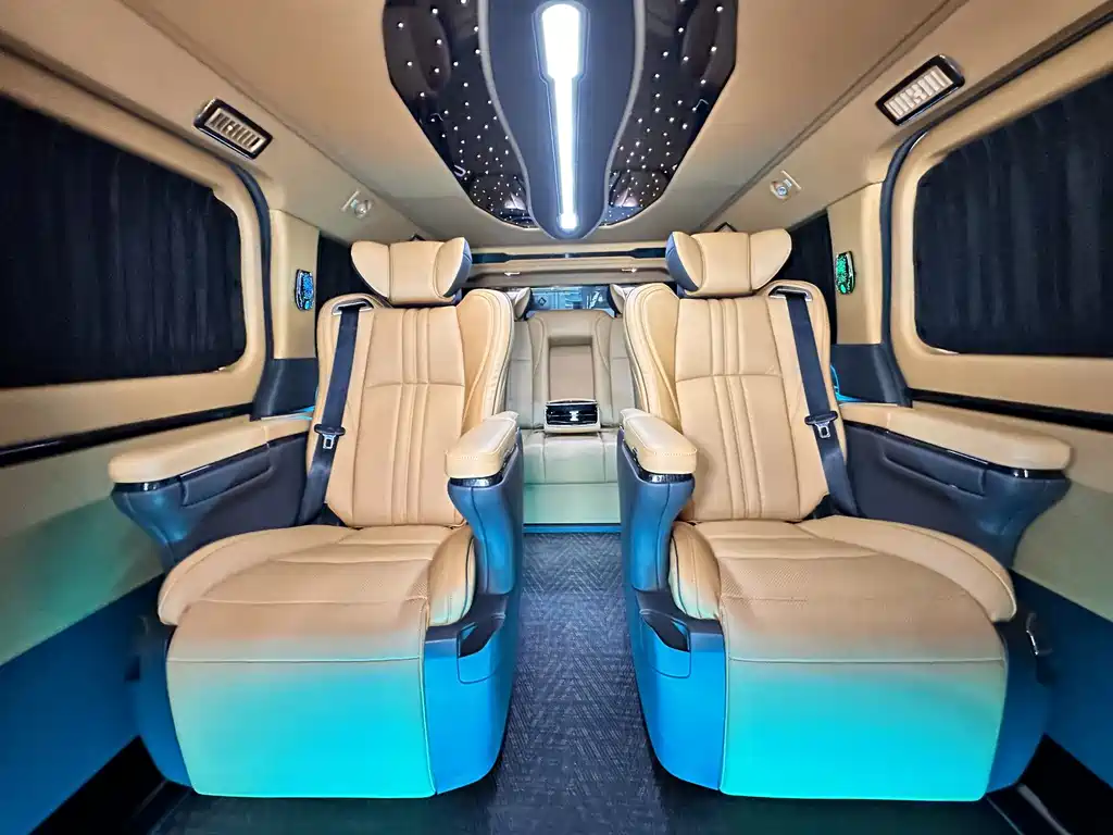 Toyota Hiace 2023 — фото 14