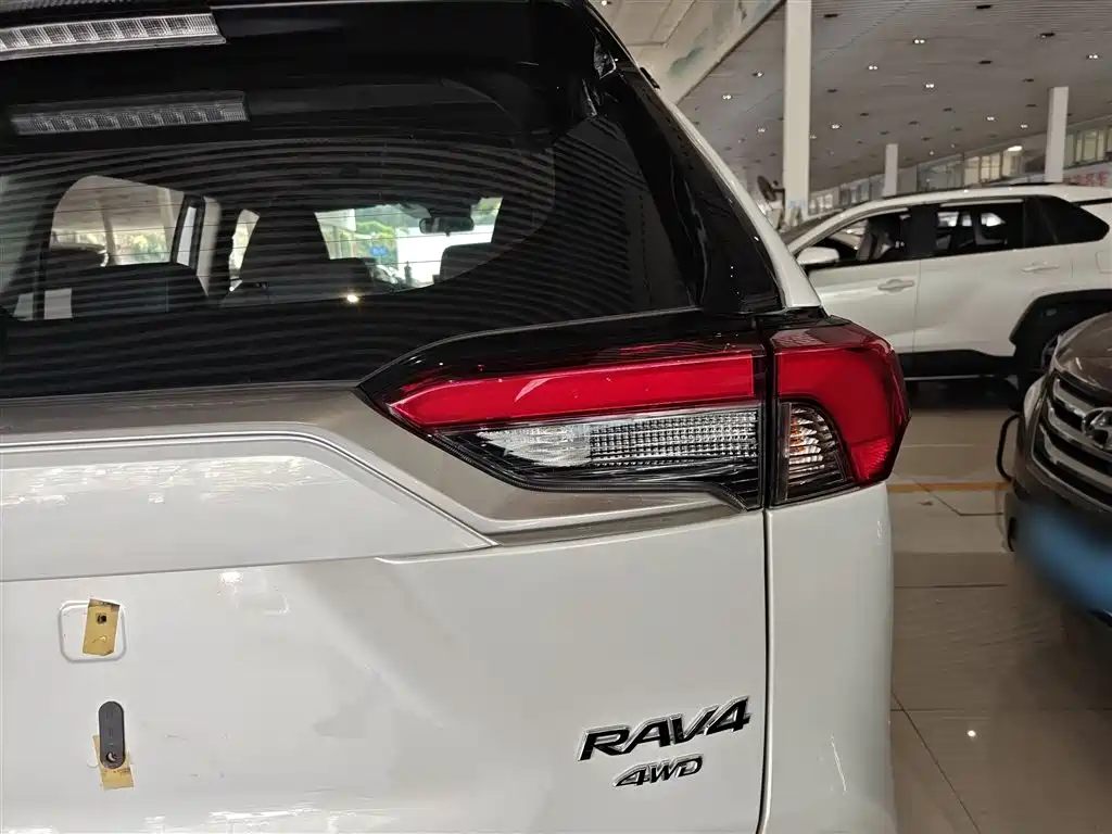 Toyota RAV4 2022 — фото 8
