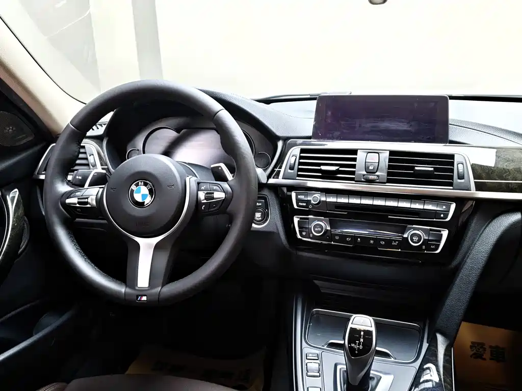 BMW 3 Series 2018 — фото 7