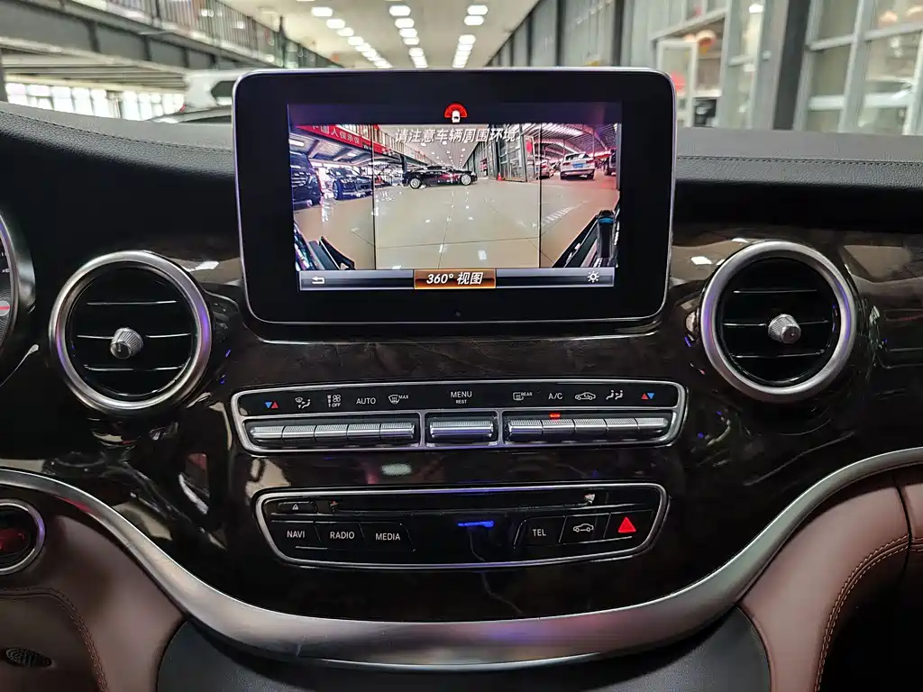 Mercedes-Benz V-Class 2020 — фото 16