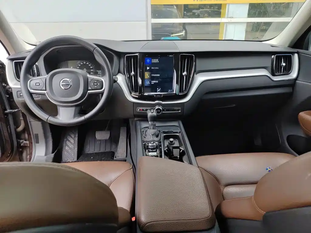 Volvo XC60 2019 — фото 19