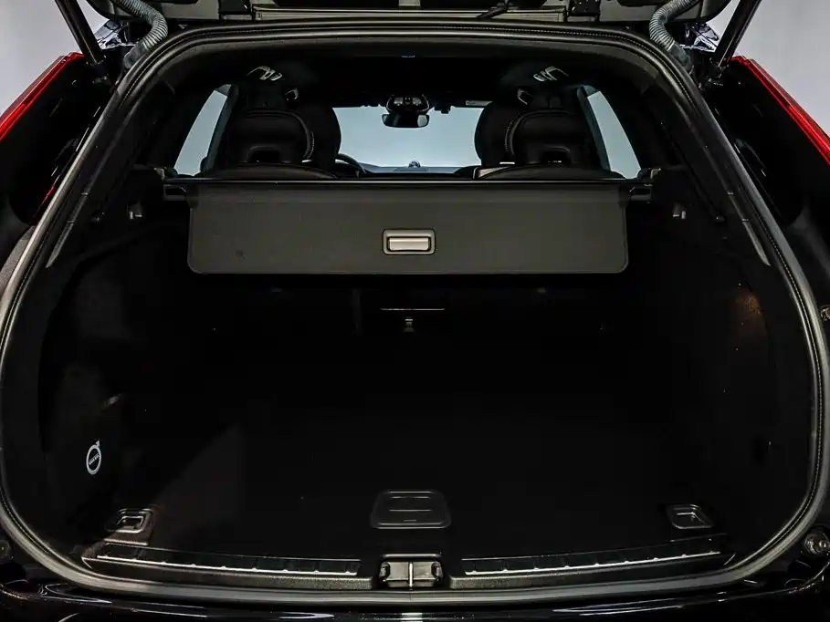Volvo XC60 Plug-In Hybrid 2024 — фото 6