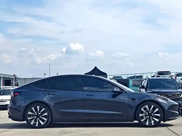 Tesla Model 3 2024