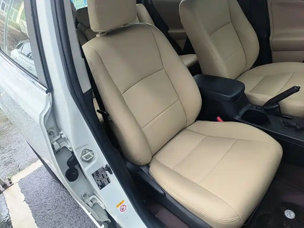 Toyota RAV4 2015 — фото 25
