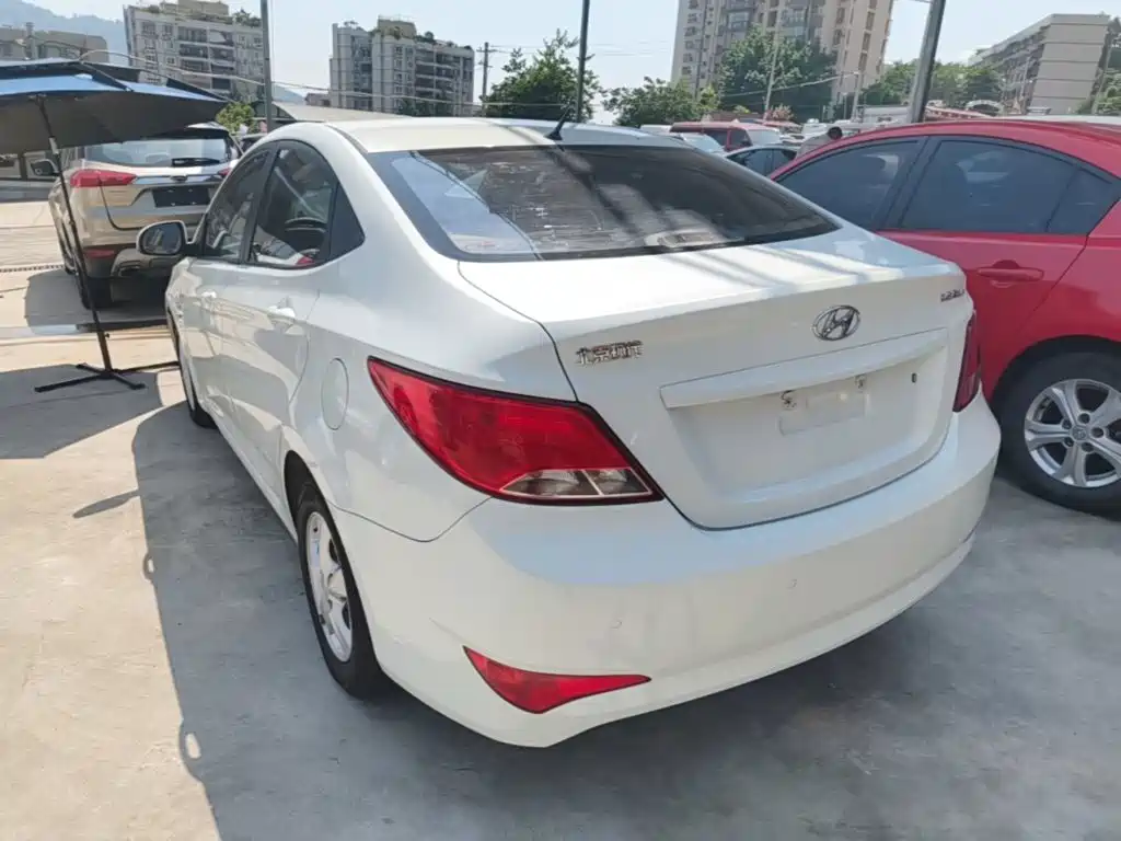 Hyundai Accent 2015 — фото 5
