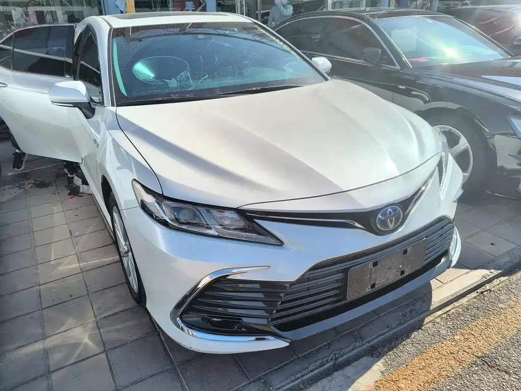 Toyota Camry 2023 — фото 2