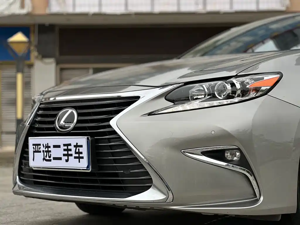 Lexus ES 2017 — фото 10