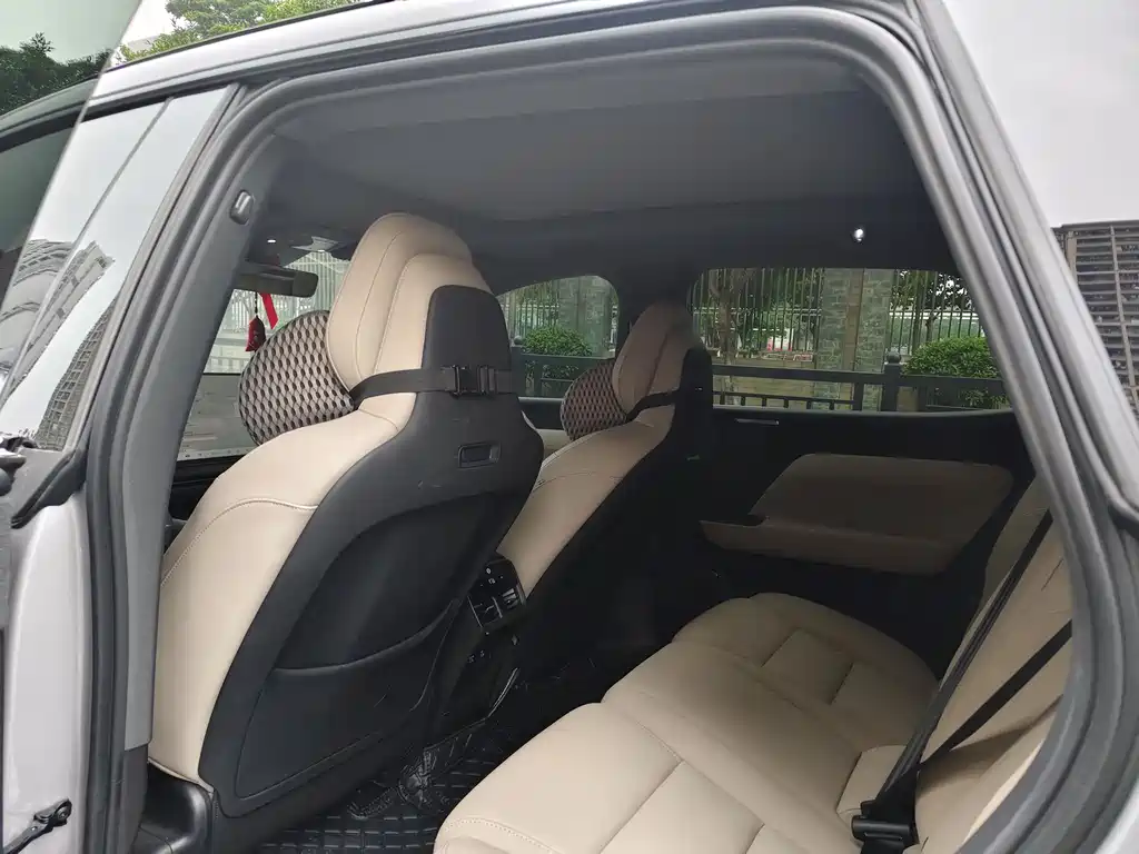 Volvo XC70 PHEV 2025 — фото 10