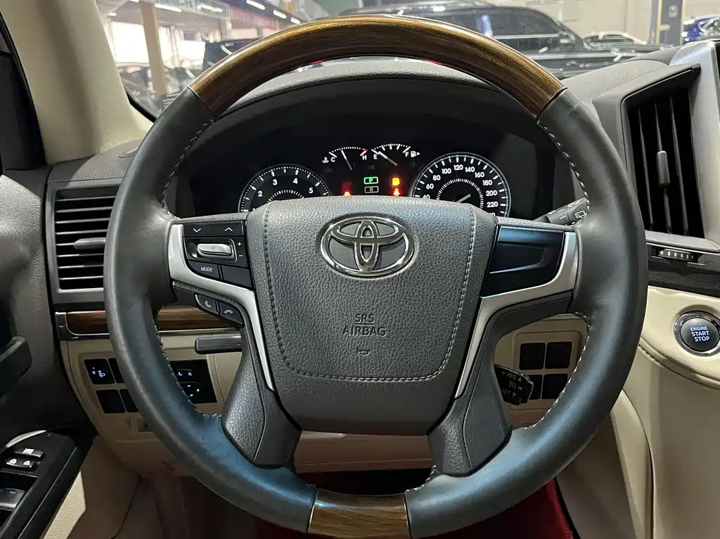 Toyota Land Cruiser 2018 — фото 8