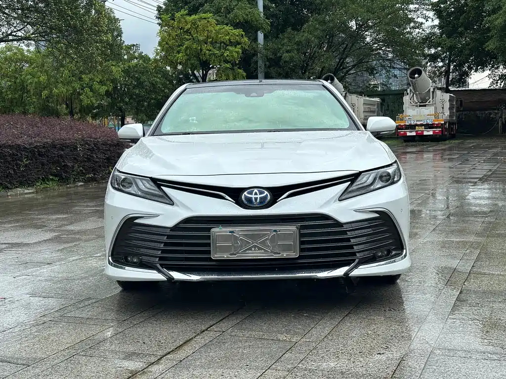 Toyota Camry 2023 — фото 3