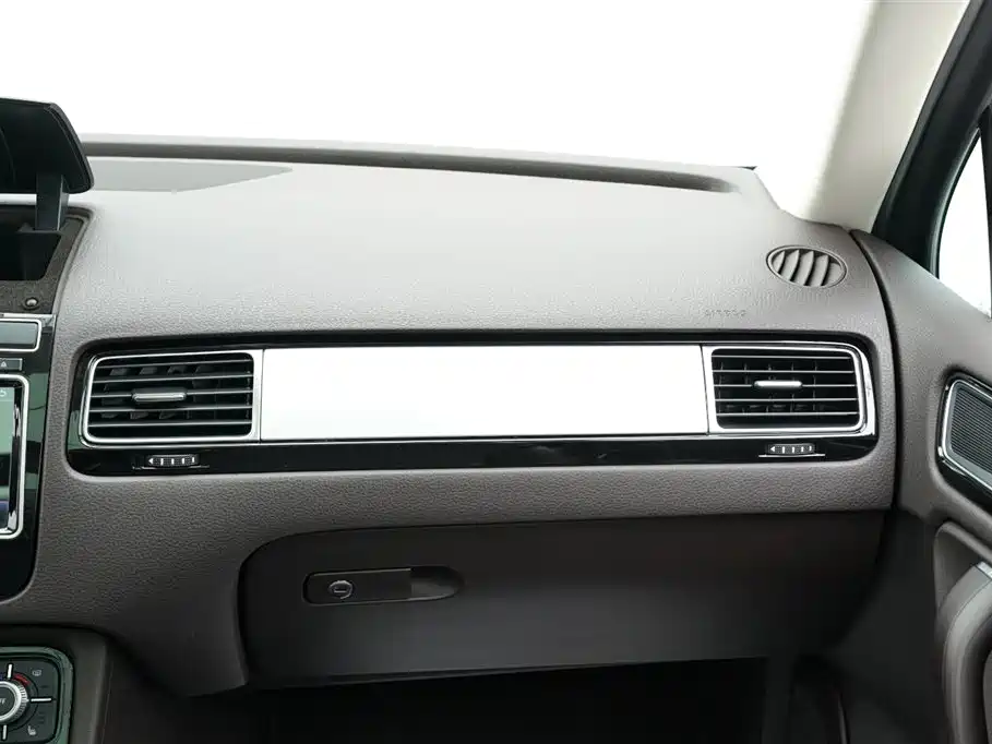 Volkswagen Touareg 2017 — фото 16