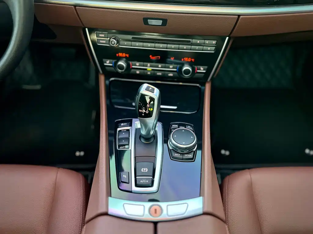 BMW 5 Series GT 2015 — фото 21