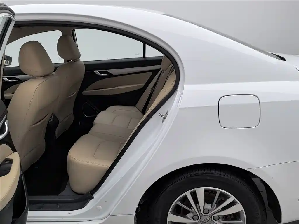 Geely Emgrand 2018 — фото 15
