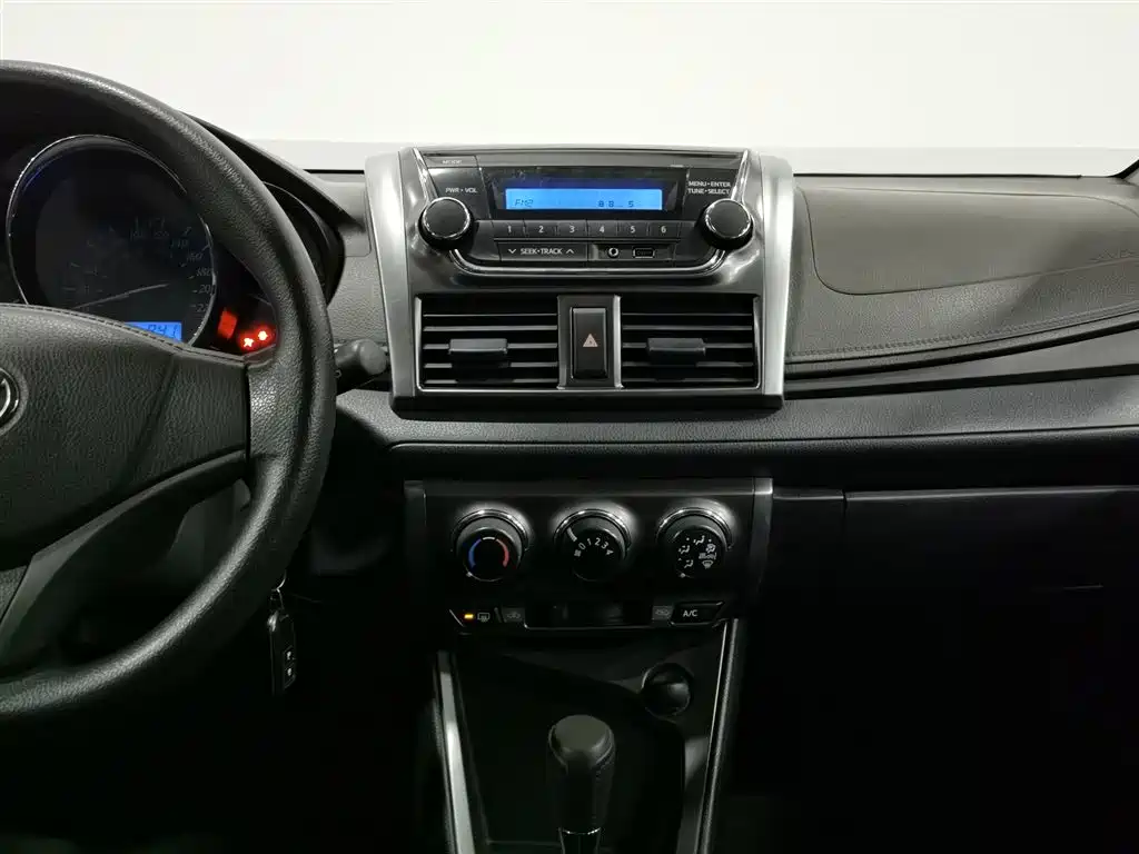 Toyota Yaris L 2014 — фото 12