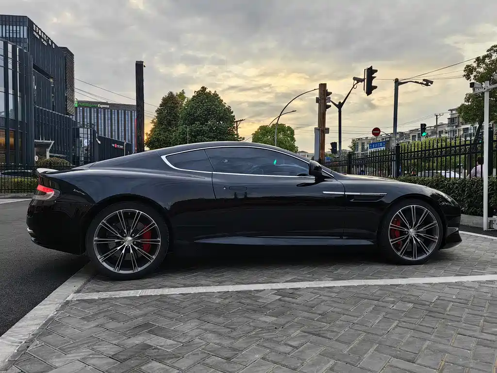 Aston Martin DB9 2014 — фото 7