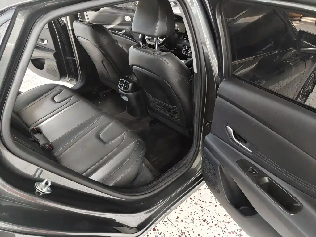 Hyundai Elantra 2023 — фото 10